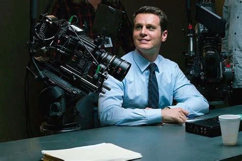 Behind the scene shot of Mindhunter as Holden Ford, played by Jonathan ...