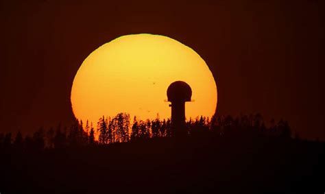 Watch a time-lapse sunset through a solar telescope – The Kid Should ...