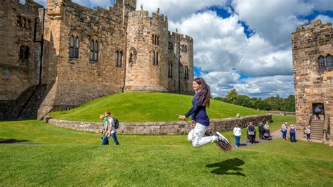 Alnwick Castle Tour - The Real Hogwarts from Harry Potter - Edinburgh, Scotland