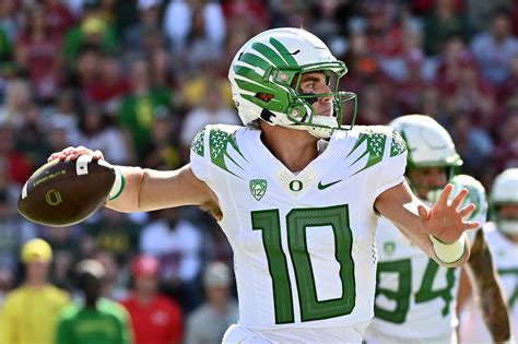 Oregon QB Bo Nix is on the verge of a truly historic season in Eugene