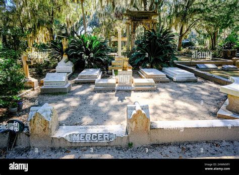 Johnny Mercer Family Plot in Bonaventure Cemetery Stock Photo - Alamy