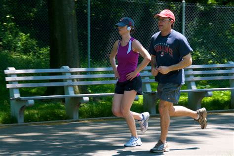 File:Jogging couple.jpg - Wikimedia Commons