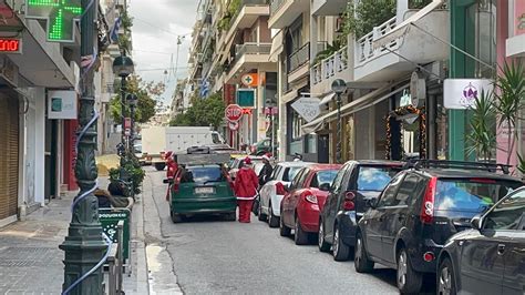 Πειραιάς: Πρωτοχρονιάτικα Κάλαντα στη διαπασών …με αγροτικό ή ΙΧ ...