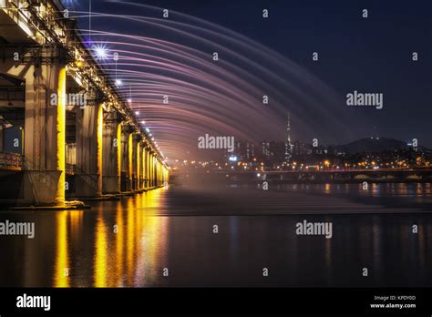 Banpo Bridge Rainbow Fountain Stock Photo - Alamy