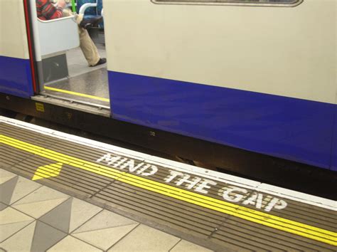 Archivo:Mind-The-Gap-Bank.jpg - Wikipedia, la enciclopedia libre