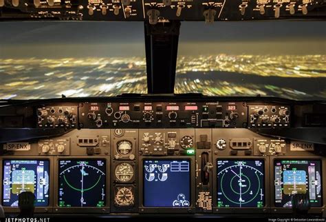 FLIGHT DECK AT NIGHT | Flight deck, Boeing, Boeing 737