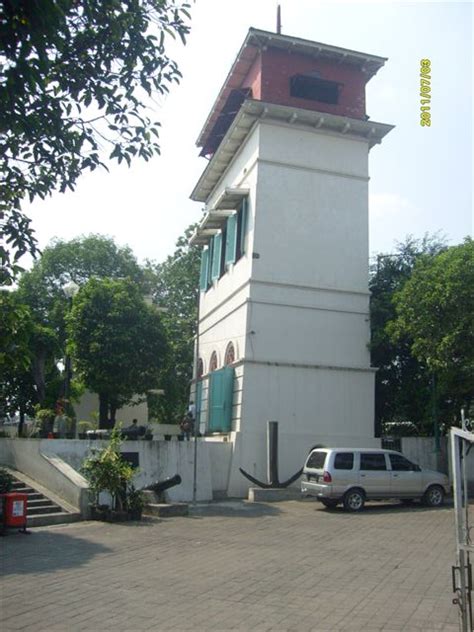 Jakarta The Exotic City : Ancient Cannon at Syahbandar Tower