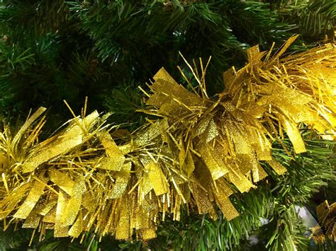 12ft / 365cm Vibrant Gold Chunky Thick & Thin Cut Christmas Tinsel Garland