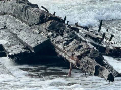 Un misterioso barco fantasma naufragado sale a flote en la costa de ...