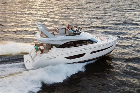 2021 Carver C52 Command Bridge Motor Yacht for sale - YachtWorld