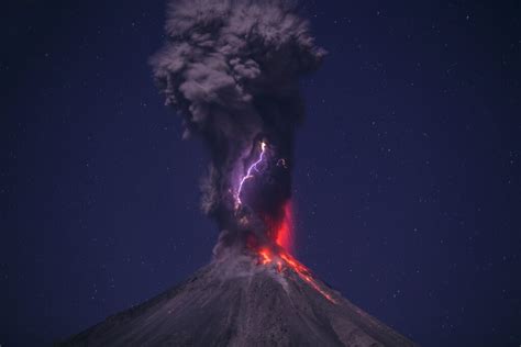 17 Incredible Photos of Volcanic Lightning