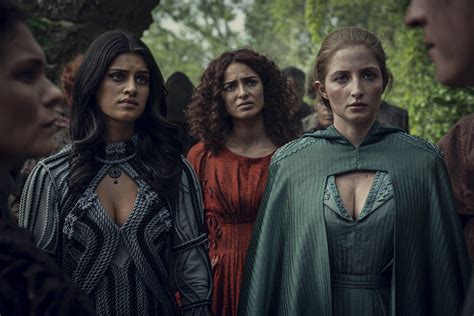 Foto de las actrices Anna Shaffer, Anya Chalotra y Therica Wilson-Read como Triss Merigold ...