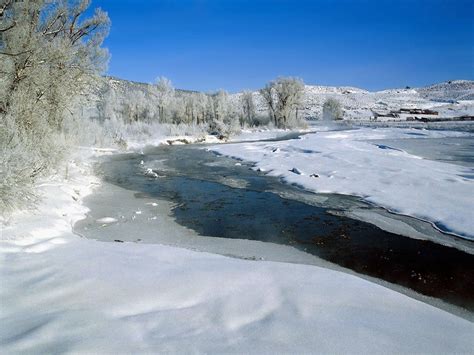 Wallpaper / Frozen River.jpg