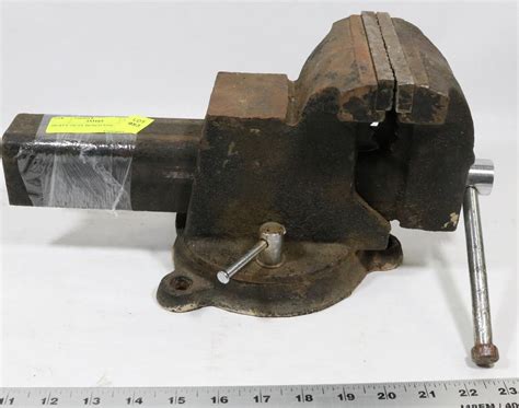 HEAVY-DUTY BENCH VISE. - Kastner Auctions