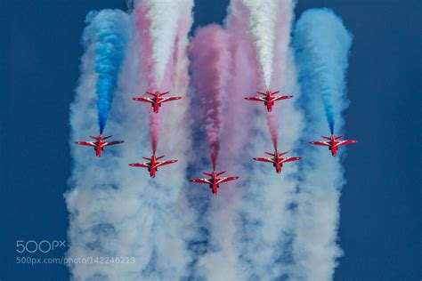 Red Arrows smoke trails | Red arrow, Raf red arrows, Arrow picture