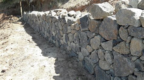 Muro de piedra para contener erosión por escurrimiento de agua