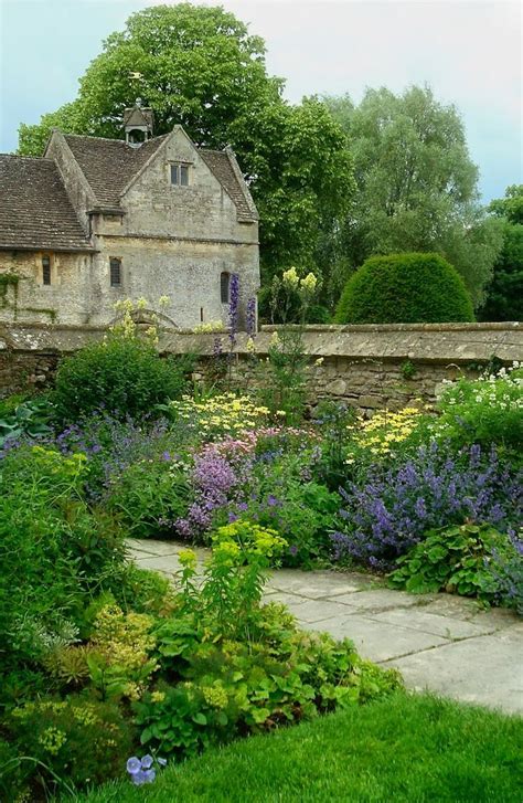 Great Chalfield Manor and Garden in Wiltshire (With images) | English ...