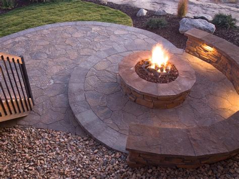 Some Brilliant Brick Fire Pit Ideas for Your Home | FIREPLACE DESIGN IDEAS