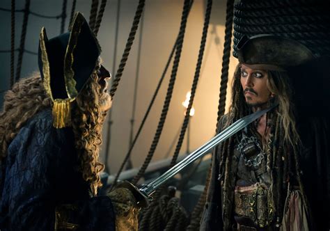 Pirates of the Caribbean 5: Geoffrey Rush on the Barbossa Twist | Collider