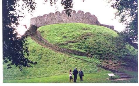 "Totnes Castle, Totnes, Devon" by Ken Jarvis at PicturesofEngland.com