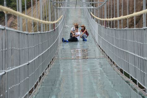 This terrifying 4,000ft-high glass bridge 'cracks' as you walk along it | IBTimes UK