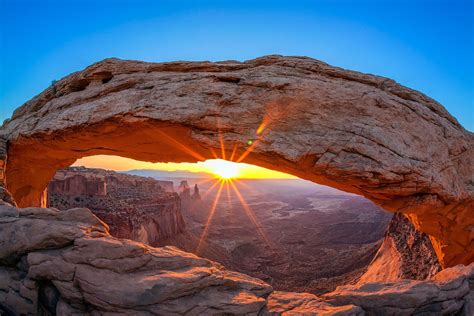 Der Mesa Arch ist wohl das bekannteste Markenzeichen des Canyonlands National Park. Der ...