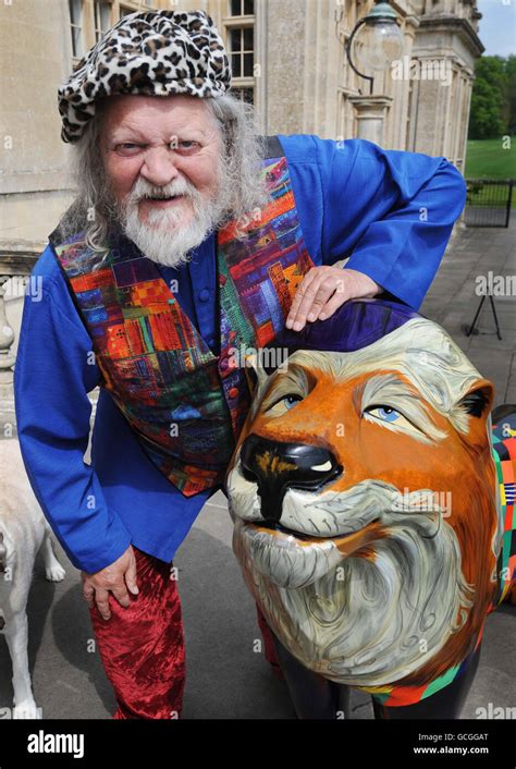 Lord bath stands with the longleat lion at longleat house hi-res stock photography and images ...