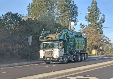 WM Garbage Truck 11-21-18 | David Valenzuela | Flickr