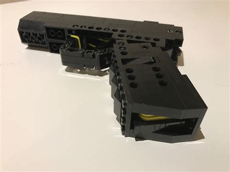 Rubber band gun - Lego Glock 17 - BrickGuider.com