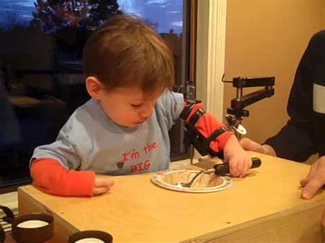 adaptive feeding device - YouTube