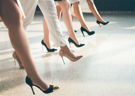 Cómo caminar con tacones sin morir en el intento – Mujeres por Sinaloa