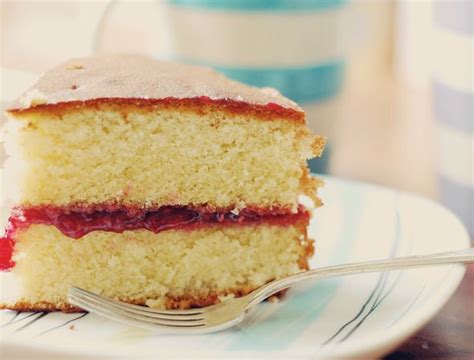 Mary Berry recipes: How to make Victoria sponge cake with 'all in one ...