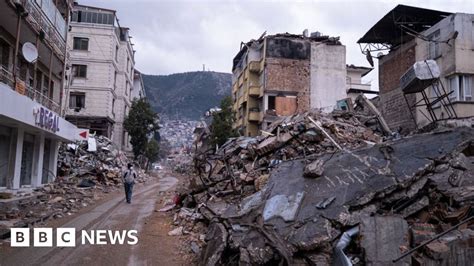 Turkey earthquake: Deadly new tremor traps people under rubble - BBC News