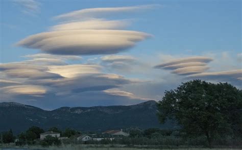 Lenticular Clouds: Strange But Beautiful Flying Saucer Shaped Clouds ...