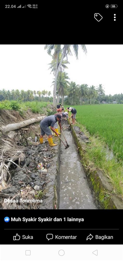 Gotong royong pembuatan irigasi sawah