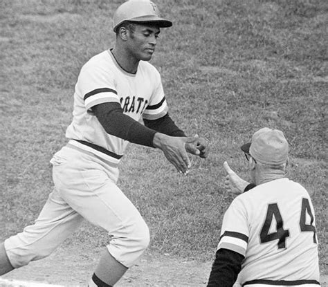 Classic photos of Roberto Clemente | Roberto clemente, Baseball world ...