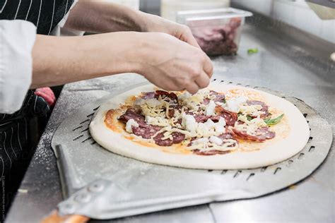 «Chef’s Hands Putting Toppings On Fresh Pizza Dough» del colaborador de ...