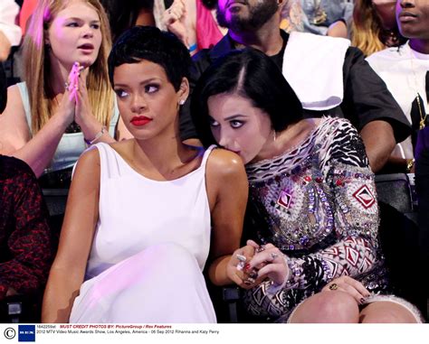 Rihanna And Katy Perry Kiss At Grammys