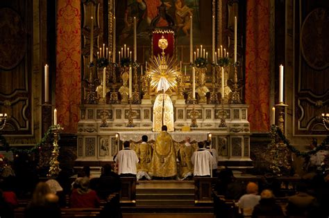 New Liturgical Movement: Solemn Benediction on Christmas Day at the London Oratory