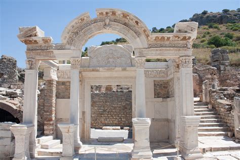 30s Magazine - 5 Tips for visiting the ancient city Ephesus in Turkey