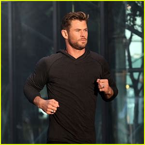 Chris Hemsworth Looks Hot Jogging for ‘Hugo Boss’ Commercial | Chris ...