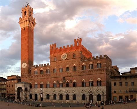 Piazza del Campo in Siena - Across Tuscany