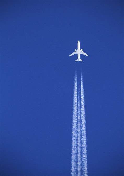 White plane, blue sky | A plane seen flying over Devon in a … | Flickr