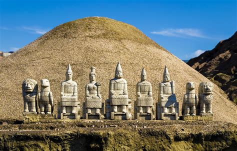 nemrut mountain - Bunch of Old statues in Turkish mountain | Sanat, Çizim, Türkiye