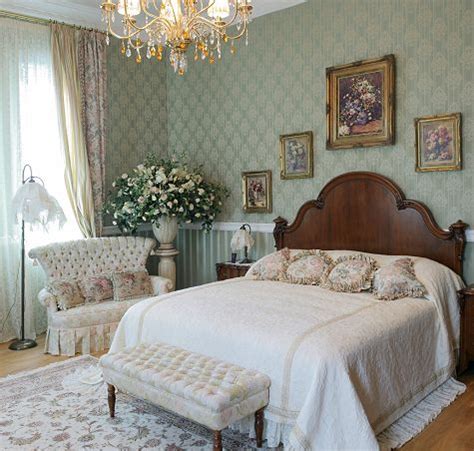 White Victorian Style Bedroom - Bedroom Decorating Ideas - Dot Com Women