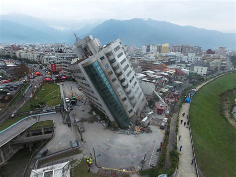 台灣花蓮地震餘震不斷，數十人失蹤 - 紐約時報中文網