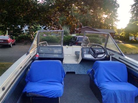 17' Glastron tri-hull boat with trailer and 135hp Johnson outboard motor - Glastron 1972 for sale