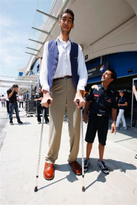 World's tallest man Sultan Kosen stops growing - CBS News