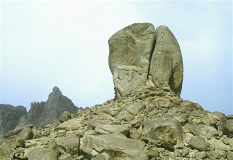 Peña de Horeb en Arábia Mount Rushmore, Mountains, Rock, Natural ...