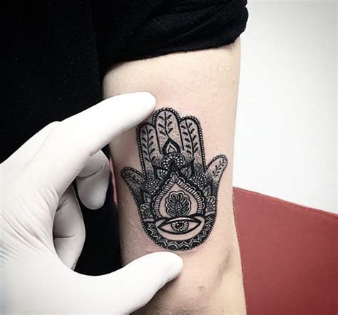 40 Flawless Hamsa Hand Tattoo Designs - TattooBlend